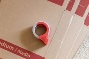 Material de embalaje para tu mudanza, como cajas, cinta adhesiva, papel burbuja, etiquetas.